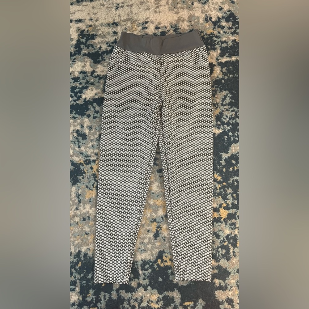 PRICE DROP!! Never Worn Viral Butt Lifting leggings. Size XL